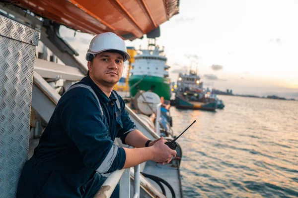 Oficial de cubierta o oficial en jefe de puente en la cubierta del buque o buque en alta mar — Foto de Stock