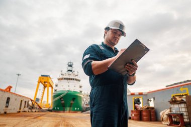 Denizci güvertesi subayı ya da baş arkadaşı açık deniz ya da gemi güvertesinde.