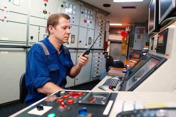 Marine engineer officer controlling vessel engines and propulsion in engine control room — Stock Photo, Image