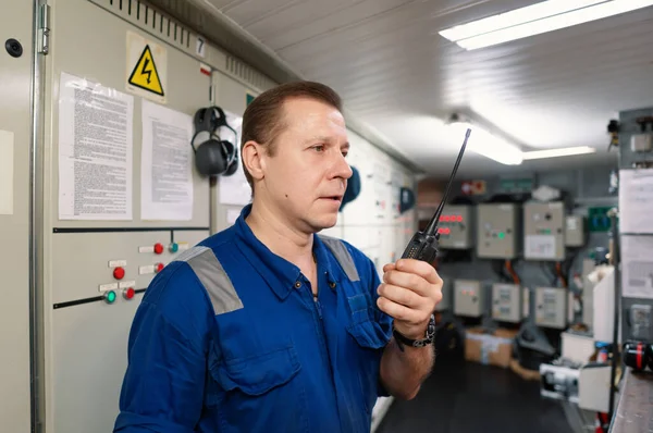 Marine Engineer werkt aan radiocommunicatie bij Engine Control room ECR — Stockfoto