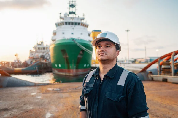 Oficial de cubierta o oficial en jefe de puente en la cubierta del buque o buque en alta mar — Foto de Stock