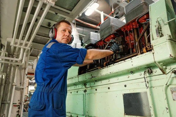 Scheepsingenieur die de scheepsmotoren en de voortstuwing controleert in de machinecontrolekamer ECR — Stockfoto