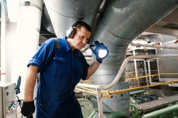 Oficial de ingenieros marinos que controla los motores de los buques y la propulsión en la sala de control de motores ECR — Foto de Stock