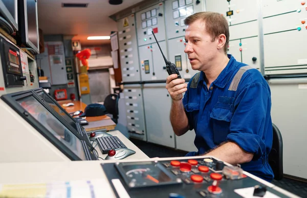 Ingenieur scheepsmotoren en voortstuwing in de machinecontrolekamer — Stockfoto