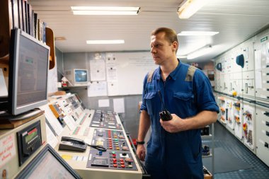 Makine Kontrol Odası ECR 'da telsiz iletişimi üzerine çalışan Deniz Mühendisi.