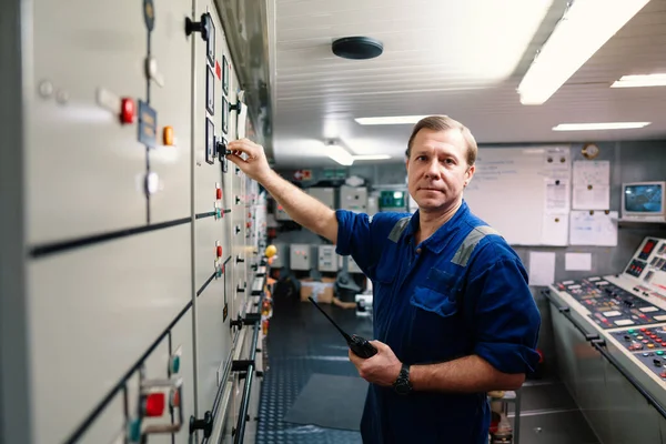 Marine engineer officer controlling vessel engines and propulsion in engine control room — Stock Photo, Image