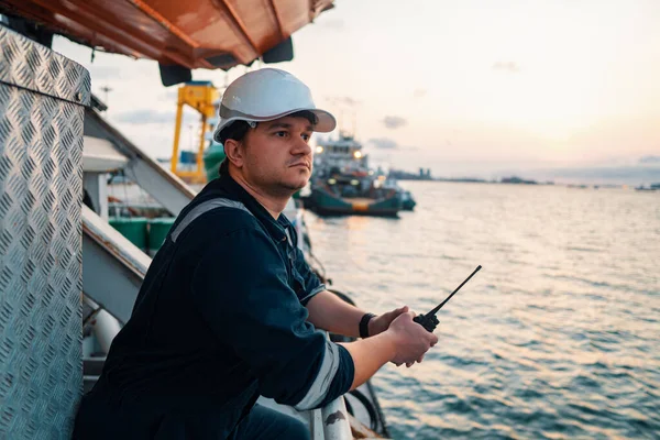 Oficial de convés marinho ou companheiro principal no convés de navio ou navio offshore — Fotografia de Stock