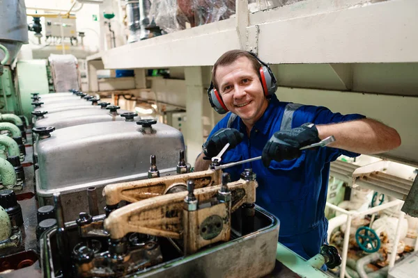 Gemi motorlarını ve itiş gücünü kontrol eden bir deniz mühendisi.