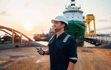Denizci güvertesi subayı ya da baş arkadaşı açık deniz ya da gemi güvertesinde.