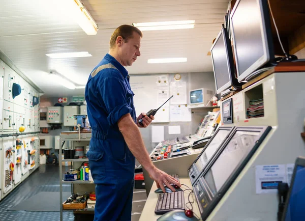 Marine Engineer werkt aan radiocommunicatie bij Engine Control room ECR — Stockfoto