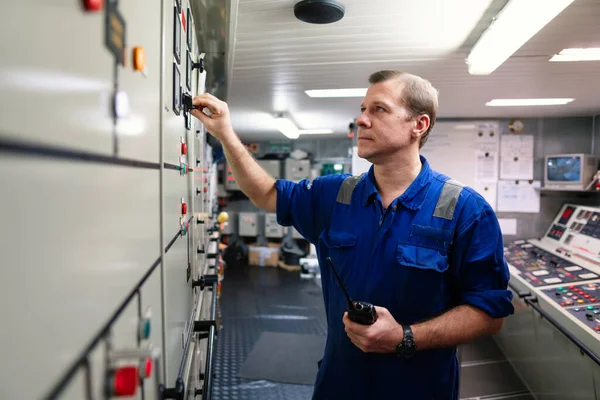 Ingenieur scheepsmotoren en voortstuwing in de machinecontrolekamer — Stockfoto