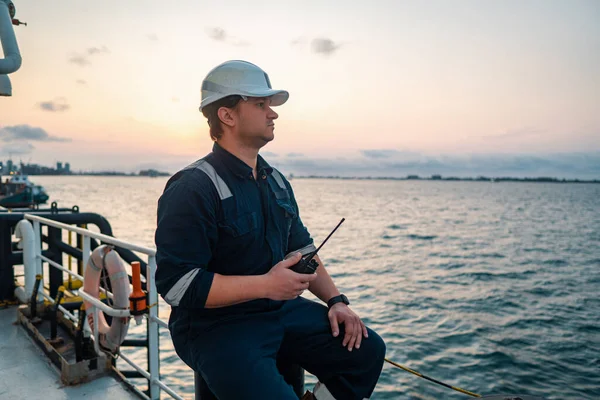 Marine Deck Officer of Chief mate aan dek van offshore schip of schip — Stockfoto