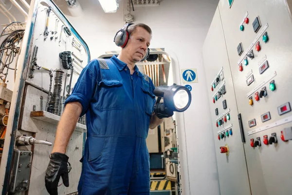 Scheepsingenieur die de scheepsmotoren en de voortstuwing controleert in de machinecontrolekamer ECR — Stockfoto