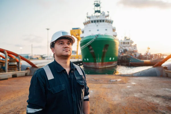 Oficial de cubierta o oficial en jefe de puente en la cubierta del buque o buque en alta mar — Foto de Stock