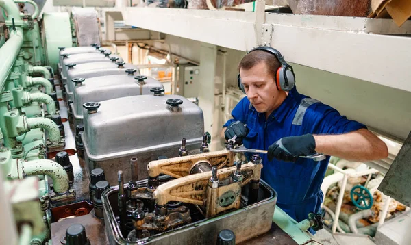 Scheepsingenieur die de scheepsmotoren en de voortstuwing controleert in de machinecontrolekamer ECR — Stockfoto