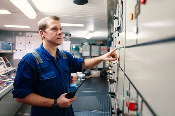 Ingenieur scheepsmotoren en voortstuwing in de machinecontrolekamer — Stockfoto