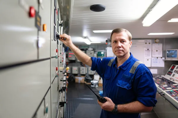 Ufficiale tecnico marittimo incaricato del controllo dei motori delle navi e della propulsione nella sala di controllo dei motori — Foto Stock