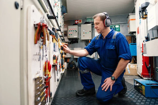 Marine ingenieur in machinekamer ECR. Hij werkt in een werkplaats. — Stockfoto