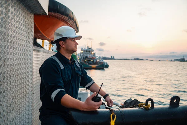 Oficial de convés marinho ou companheiro principal no convés de navio ou navio offshore — Fotografia de Stock