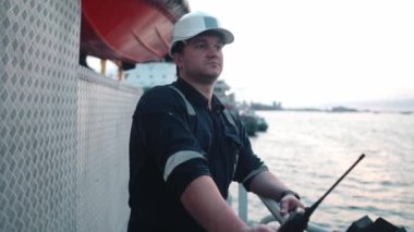 Denizci güvertesi subayı ya da baş arkadaşı açık deniz ya da gemi güvertesinde.