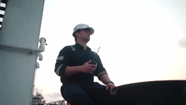 Oficer pokładu morskiego lub starszy oficer na pokładzie statku lub statku przybrzeżnego — Wideo stockowe