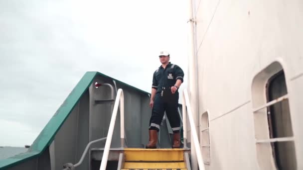 Officier de pont maritime ou second sur le pont d'un navire hauturier ou d'un navire — Video