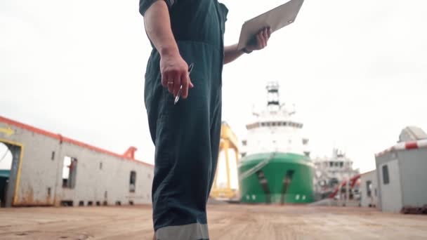 Officier de pont maritime ou second sur le pont d'un navire hauturier ou d'un navire — Video