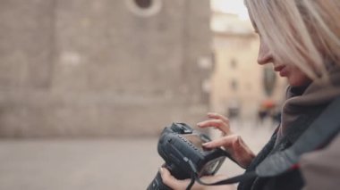 DSR fotoğraf makinesi olan turist kız eski kasabadan geçiyor.