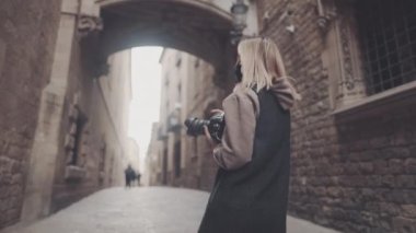 DSR fotoğraf makinesiyle sokakta maskeli bir turist.