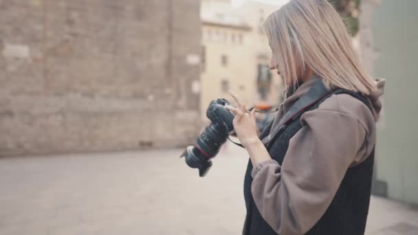 Toeristisch meisje met dslr fotocamera wandelen door de oude stad — Stockvideo