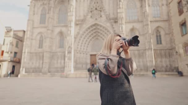 Toeristisch meisje met dslr fotocamera wandelen door de oude stad — Stockvideo
