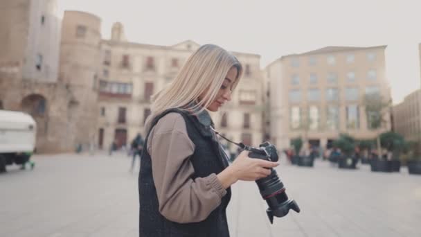 Τουριστικό κορίτσι με dslr φωτογραφική μηχανή περπάτημα μέσα από την παλιά πόλη — Αρχείο Βίντεο