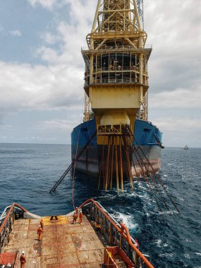 Yüzen üretim deposu ve FPSO gemisi, petrol ve gaz endüstrisi boşaltılıyor