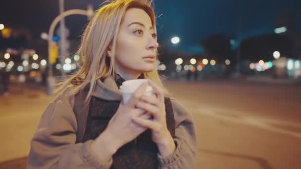 Turista con macchina fotografica dslr bere caffè durante la notte fredda — Video Stock