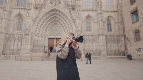 Femme touristique en masque dans la rue avec appareil photo dslr — Video