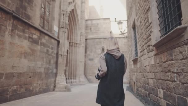 Dslrフォトカメラを持つ観光の女の子は旧市街を歩く — ストック動画