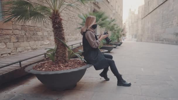 Donna turistica in maschera sulla strada con macchina fotografica dslr — Video Stock