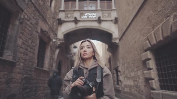 Menina turística com dslr câmera de fotos andando pela cidade velha — Vídeo de Stock