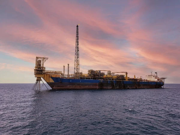 Yüzen üretim deposu ve FPSO gemisi boşaltılıyor