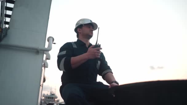Oficer pokładu morskiego lub starszy oficer na pokładzie statku lub statku przybrzeżnego — Wideo stockowe