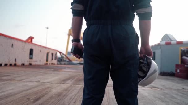 Officier de pont maritime ou second sur le pont d'un navire hauturier ou d'un navire — Video