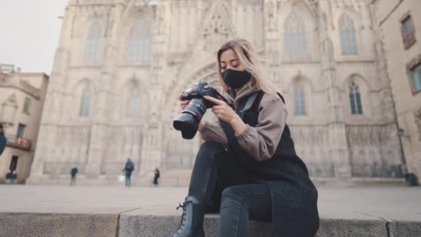 Turist kvinna i mask på gatan med dslr foto kamera — Stockvideo