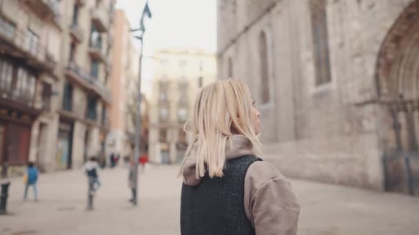 Τουριστικό κορίτσι με dslr φωτογραφική μηχανή περπάτημα μέσα από την παλιά πόλη — Αρχείο Βίντεο