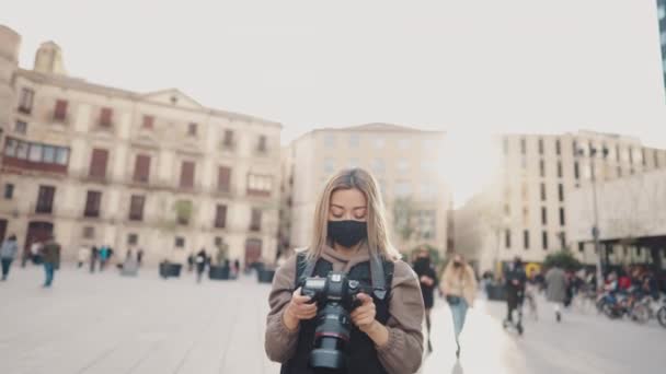 Mulher turista em máscara na rua com dslr câmera de foto — Vídeo de Stock