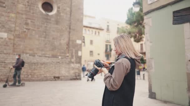 Turista chica con dslr foto cámara caminando a través del casco antiguo — Vídeo de stock