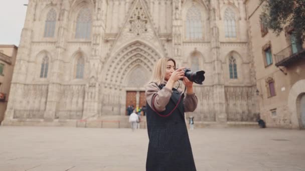 Turista chica con dslr foto cámara caminando a través del casco antiguo — Vídeo de stock