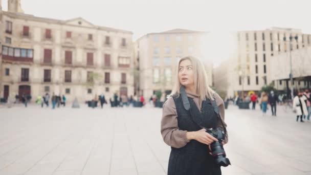 Turist flicka med dslr foto kamera promenader genom gamla stan — Stockvideo