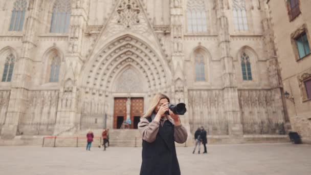 Toeristisch meisje met dslr fotocamera wandelen door de oude stad — Stockvideo