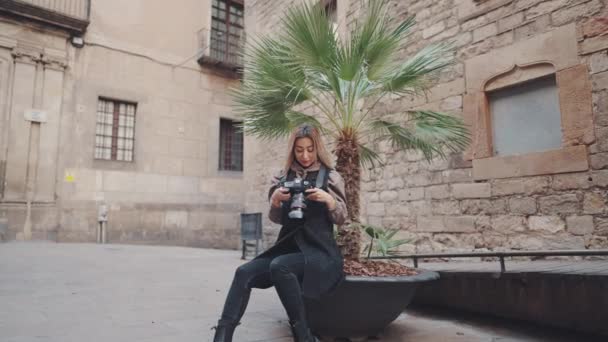 Turist flicka med dslr foto kamera promenader genom gamla stan — Stockvideo