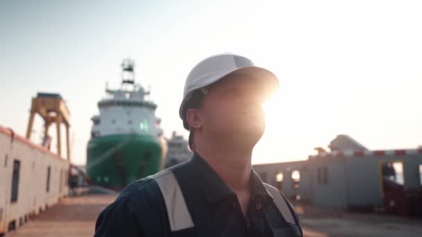 Officier de pont maritime ou second sur le pont d'un navire hauturier ou d'un navire — Video